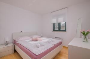 Navis apartments with private parking close to the sea