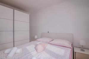 Navis apartments with private parking close to the sea