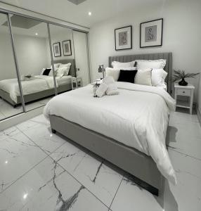 Luxury Ascot Villa Steps from Royal Ascot, 5 mins to Legoland Windsor Resort, 10 mins to Windsor Castle