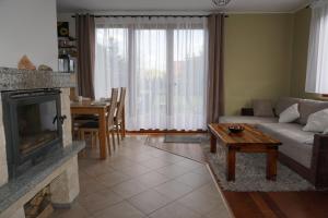 Uroczy Domek z Kominkiem