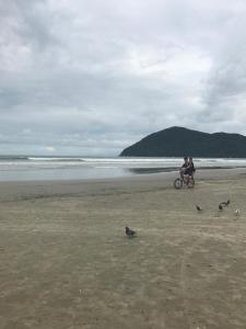 Confortável casa em Bertioga, 300 metros do mar