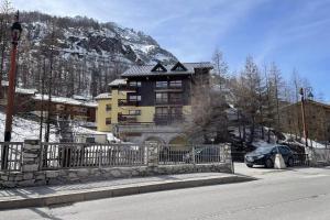 Oréades 101 sunny Renovated Apartment with Balcony Central Val dIsère