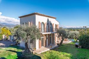 Private Villa with Pool for 10 Guests in Cannes-Mougins