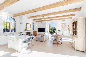 Private Villa with Pool for 10 Guests in Cannes-Mougins