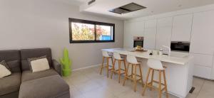 Luxurious air-conditioned 3-bedroom villa with swimming pool and garden