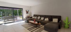Luxurious air-conditioned 3-bedroom villa with swimming pool and garden