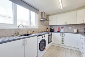 4-Bedroom House in Basildon Sleeps 8 I Free Parking & WiFi