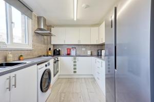 4-Bedroom House in Basildon Sleeps 8 I Free Parking & WiFi