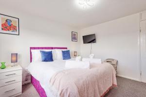 4-Bedroom House in Basildon Sleeps 8 I Free Parking & WiFi