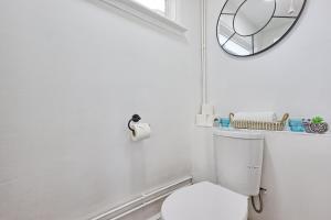 4-Bedroom House in Basildon Sleeps 8 I Free Parking & WiFi