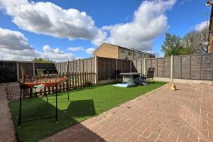 4-Bedroom House in Basildon Sleeps 8 I Free Parking & WiFi
