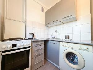 Reja Beige Apartment by BookingHost