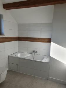dom piętrowy, 3 sypialnie, salon, aneks kuchenny, ogród z zestawem wypoczynkowym, prywatny podjazd na 2 samochody, Wi-Fi