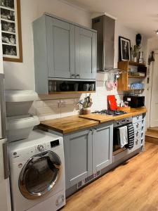 Stylish 3 bed home with Parking and patio