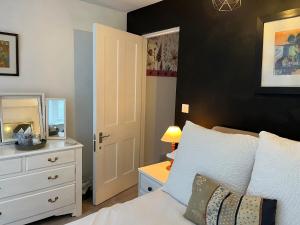 Stylish 3 bed home with Parking and patio