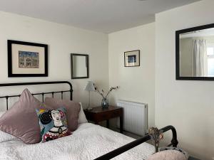 Stylish 3 bed home with Parking and patio