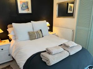 Stylish 3 bed home with Parking and patio