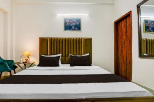 Hotel O S Town Guest House
