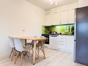 Vespucciego 13 Modern Apartment by BookingHost