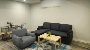 2-bedroom private entrance suite with full kitchen