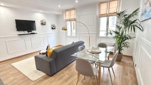 La Perle dAntibes beach and port 300 m away