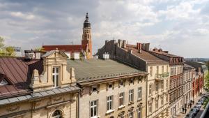 Crown Residence Two Level Stay in Old Town Five Min Walk to Train and Main Square Sleeps Five