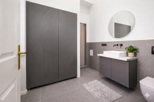 Top Central Cozy Nest 3Bdr - Steps to Main Attractions