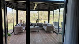 P R A T U M Plus - zadaszona przeszklona pergola w ogrodzie
