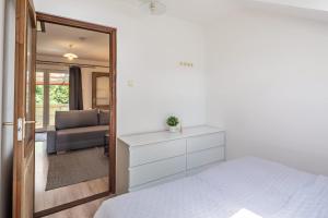 Close to Airport - Free Parking - Balcony - Simple