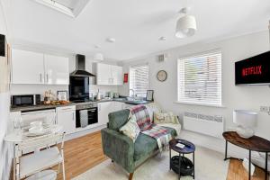Boutique Bungalow • Excellent Location • Driveway Parking • Fast Wifi • Yoko Property