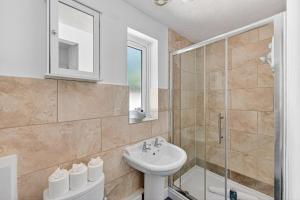 Boutique Bungalow • Excellent Location • Driveway Parking • Fast Wifi • Yoko Property