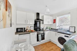 Boutique Bungalow • Excellent Location • Driveway Parking • Fast Wifi • Yoko Property