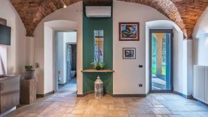 16th-Century Tuscan Apartment with Vaults & Views-Grifone Bianco