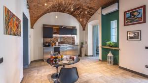 16th-Century Tuscan Apartment with Vaults & Views-Grifone Bianco