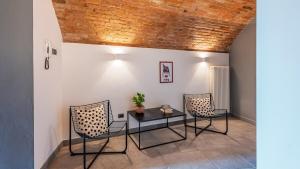 16th-Century Tuscan Apartment with Vaults & Views-Grifone Bianco