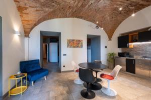 16th-Century Tuscan Apartment with Vaults & Views-Grifone Bianco