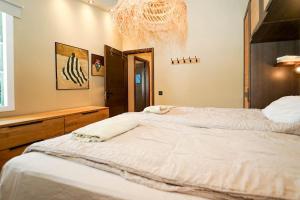 Luxury 4BR Bungalow with Pool, BBQ and AC