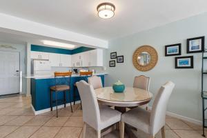 Pelican Beach Resort 1818