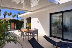 Villa Brisamar mit Meerblick und beheiztem Pool