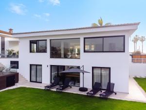 Villa Brisamar mit Meerblick und beheiztem Pool