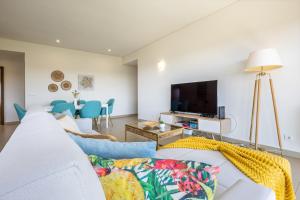 Sea View, Beach & Pool - Private Parking AC & WiFi