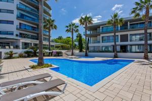 Sea View, Beach & Pool - Private Parking AC & WiFi