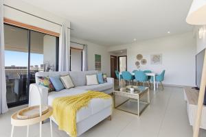 Sea View, Beach & Pool - Private Parking AC & WiFi