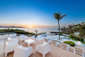 Beachfront Cliff Villa 300 degrees Ocean Views, Pool and Jacuzzi