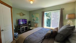 Mt Rainier Way Bedroom with Private Full Bath
