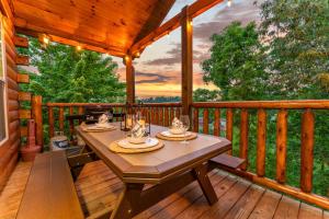 Family Cabin w Indoor Pool, Hot Tub, Views & Arcades - 5 Min to Parkway