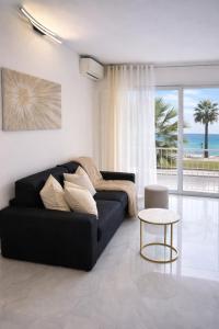 Exceptional studio with panoramic sea views