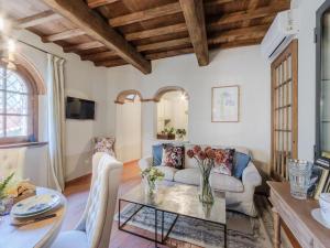 Cottage in Tuscany with Pool and Scenic Views