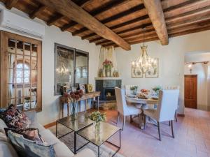 Cottage in Tuscany with Pool and Scenic Views