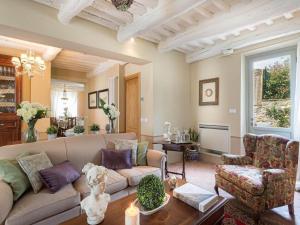 Villa in Tuscany with Panoramic Vineyard Views